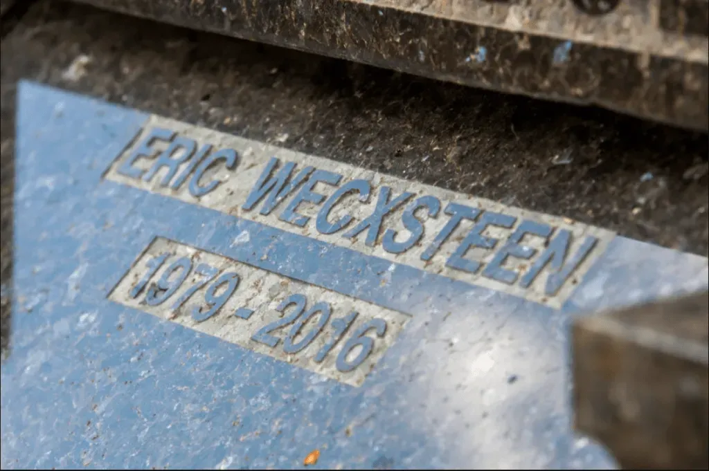 Plaque commémorative en pierre bleue avec la gravure du nom Eric Wecxsteen.