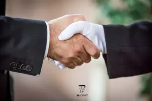 Poignée de main chaleureuse avec un conseiller funéraire portant un gant blanc.