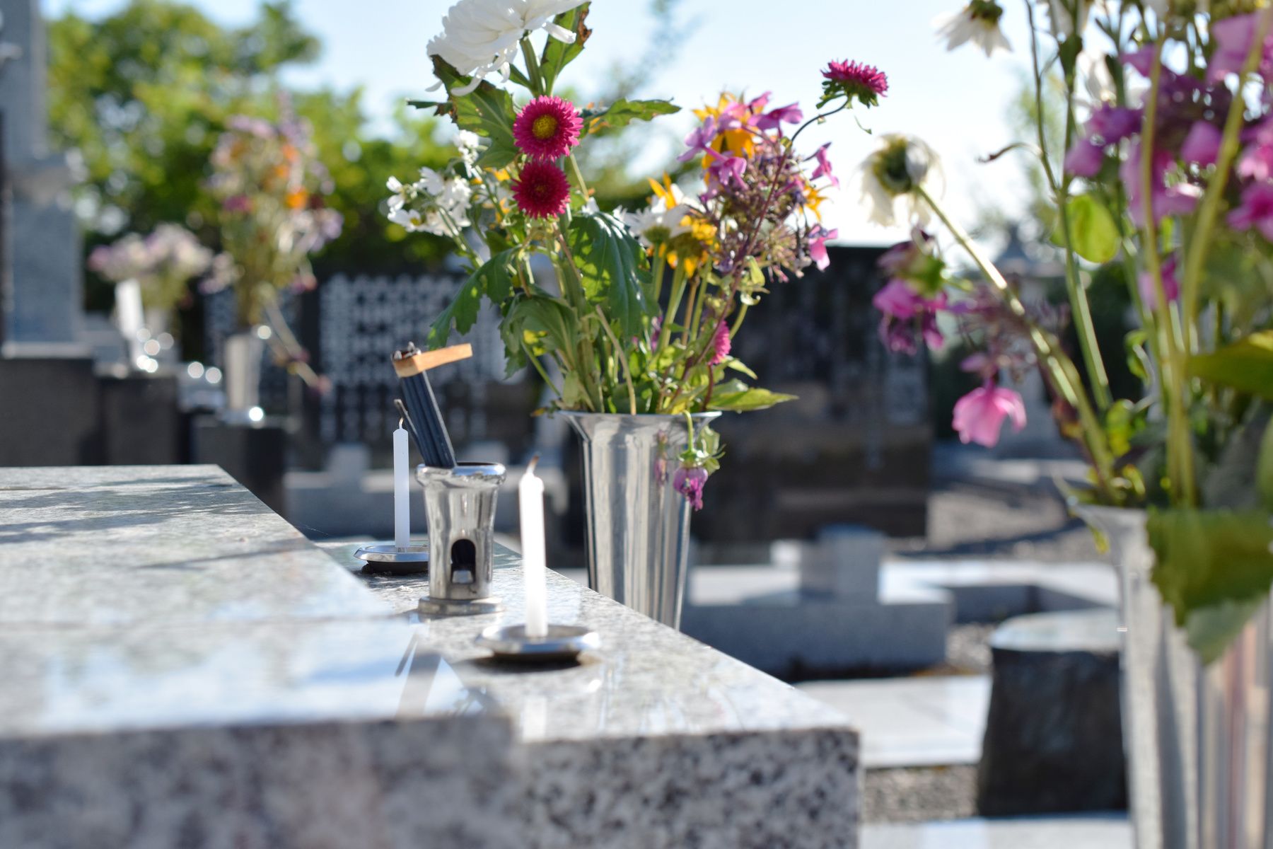 fleurs sur tombes pour le recueillement