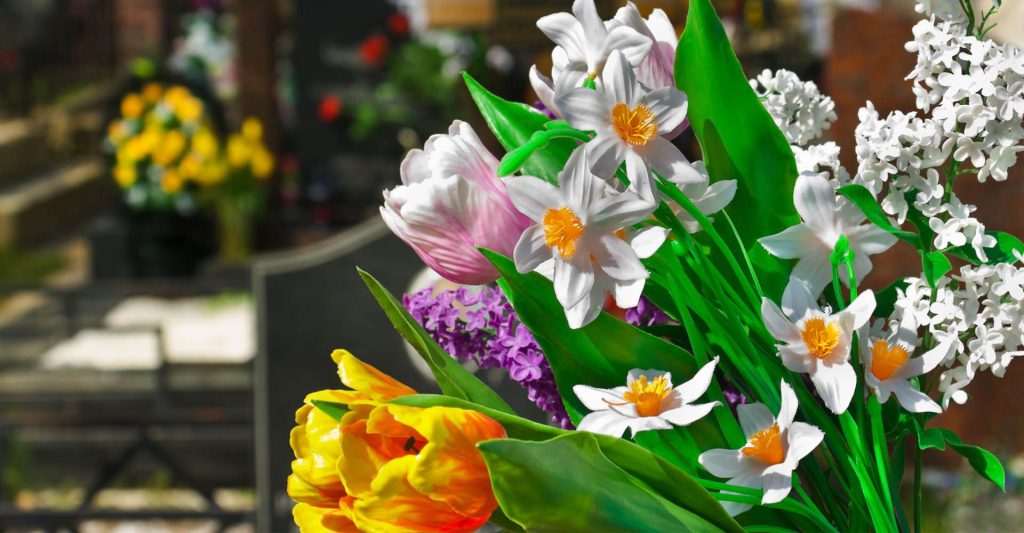 fleurs disposées dans un cimetière