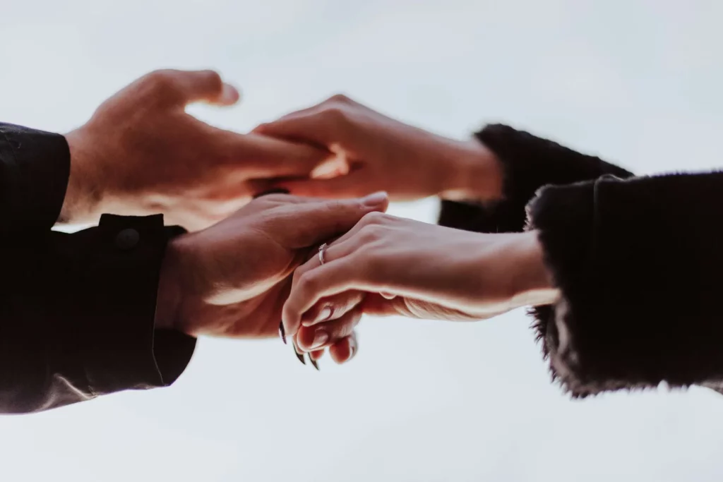 Mains enlacées symbolisant le soutien et le réconfort face au deuil.